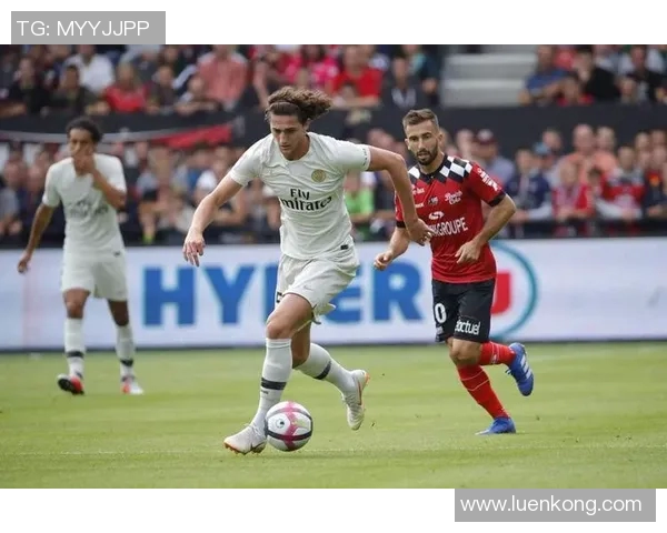 甘冈与史特拉斯堡激战正酣谁将赢得法甲赛场的荣耀之战